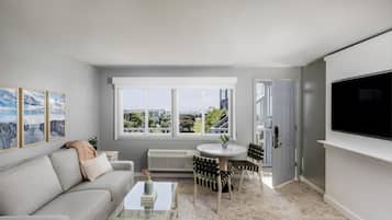 Chambre, 1 très grand lit et 1 canapé-lit, vue sur la piscine | 1 chambre, coffre-fort, rideaux d’obscurcissement