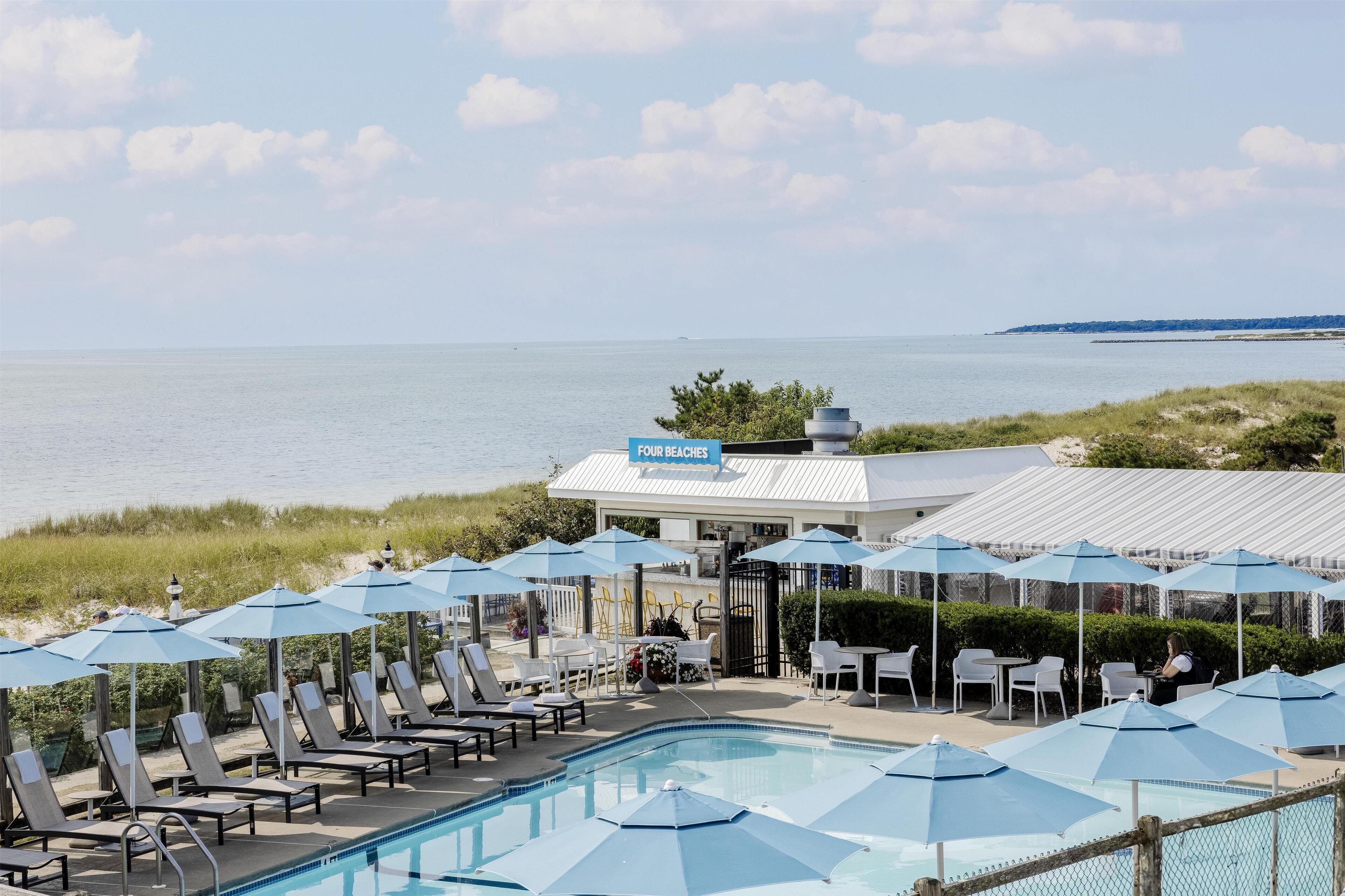 실내 수영장, 시즌별로 운영되는 야외 수영장, 09:00 ~ 21:00 오픈, 수영장 파라솔, 일광욕 의자