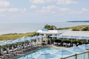 Una piscina techada, una piscina al aire libre de temporada, sombrillas