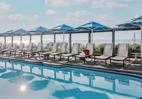 Piscina coperta, piscina stagionale all'aperto, ombrelloni da piscina