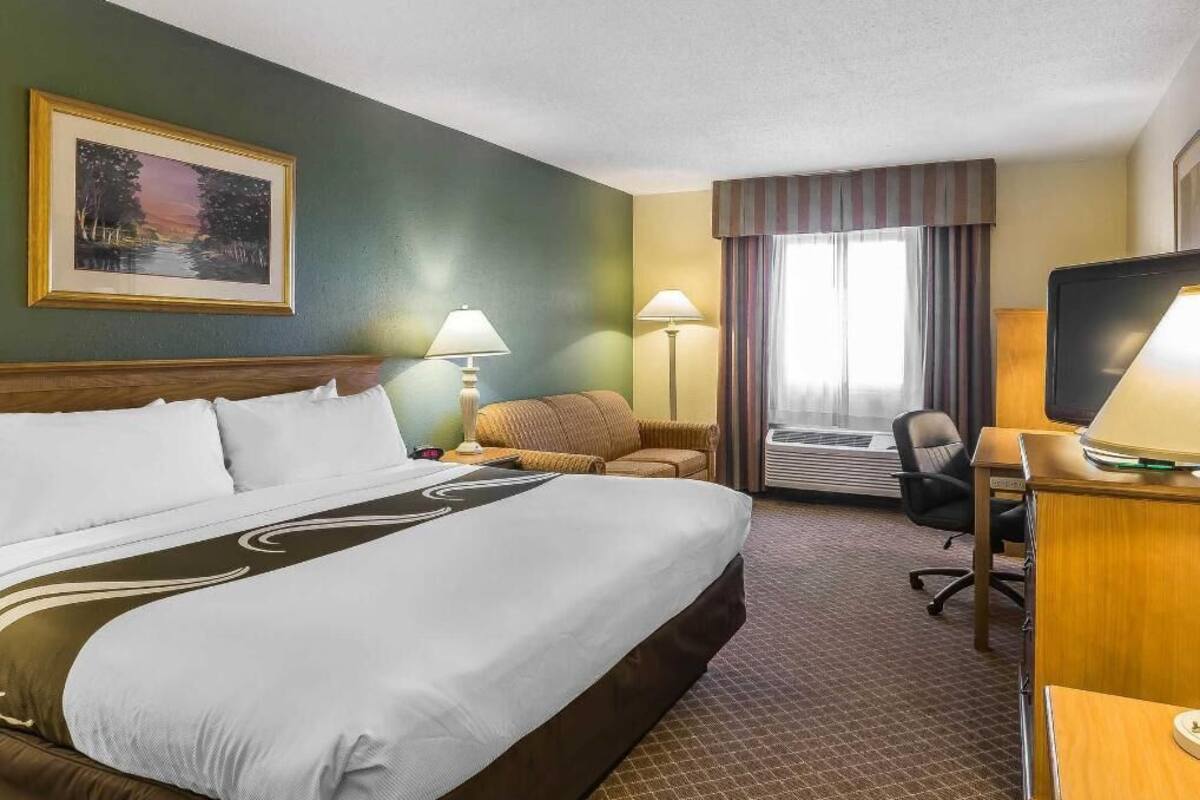 Schreibtisch, Bügeleisen/Bügelbrett, kostenlose Babybetten