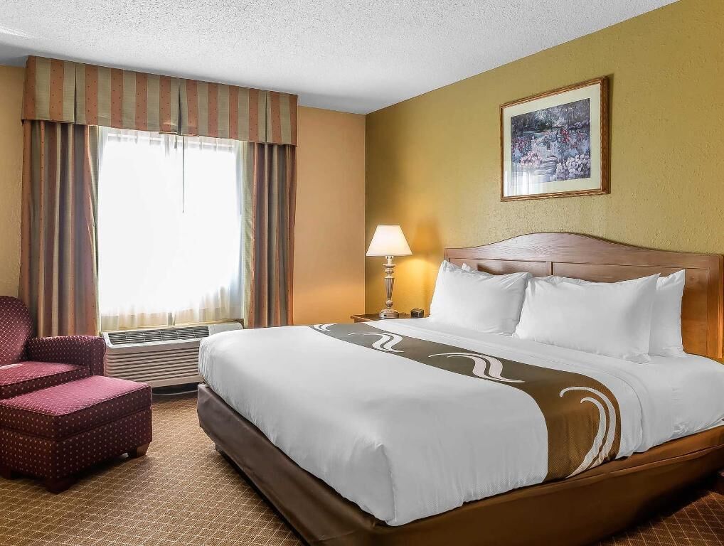 Schreibtisch, Bügeleisen/Bügelbrett, kostenlose Babybetten