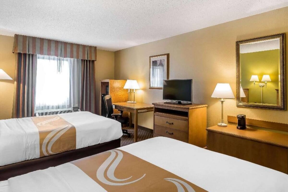 Schreibtisch, Bügeleisen/Bügelbrett, kostenlose Babybetten