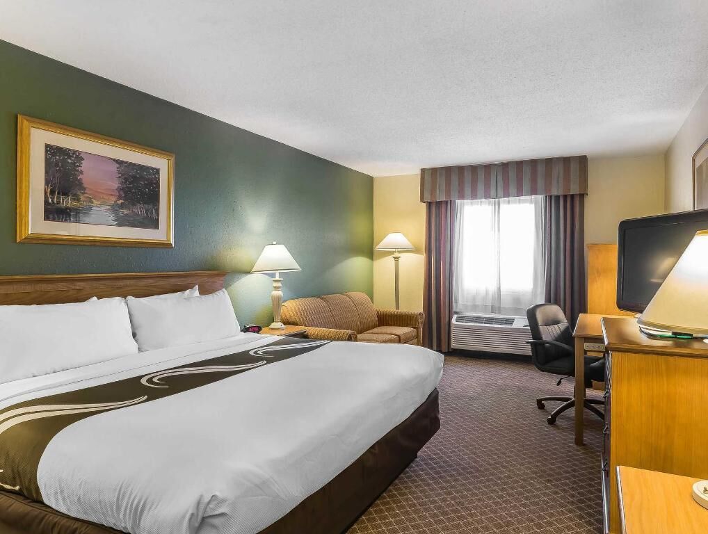 Schreibtisch, Bügeleisen/Bügelbrett, kostenlose Babybetten