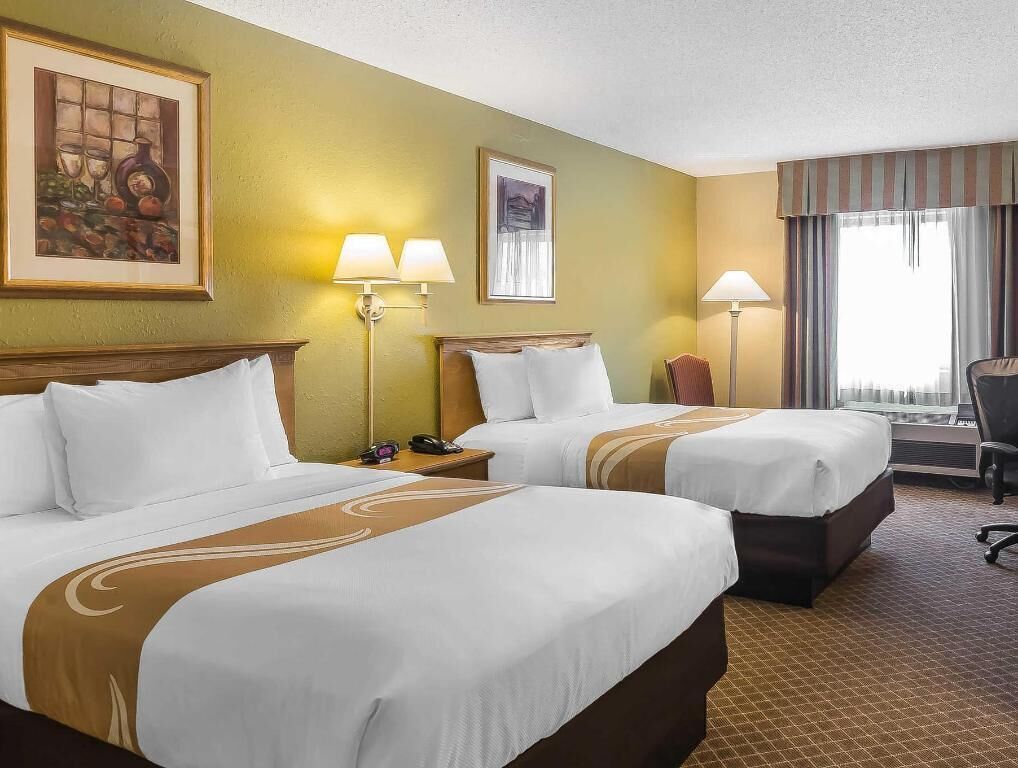 Schreibtisch, Bügeleisen/Bügelbrett, kostenlose Babybetten