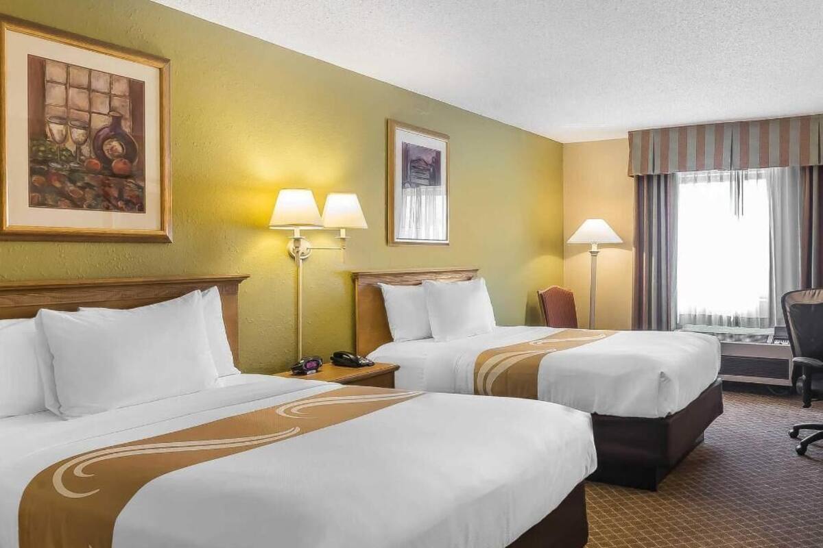 Schreibtisch, Bügeleisen/Bügelbrett, kostenlose Babybetten