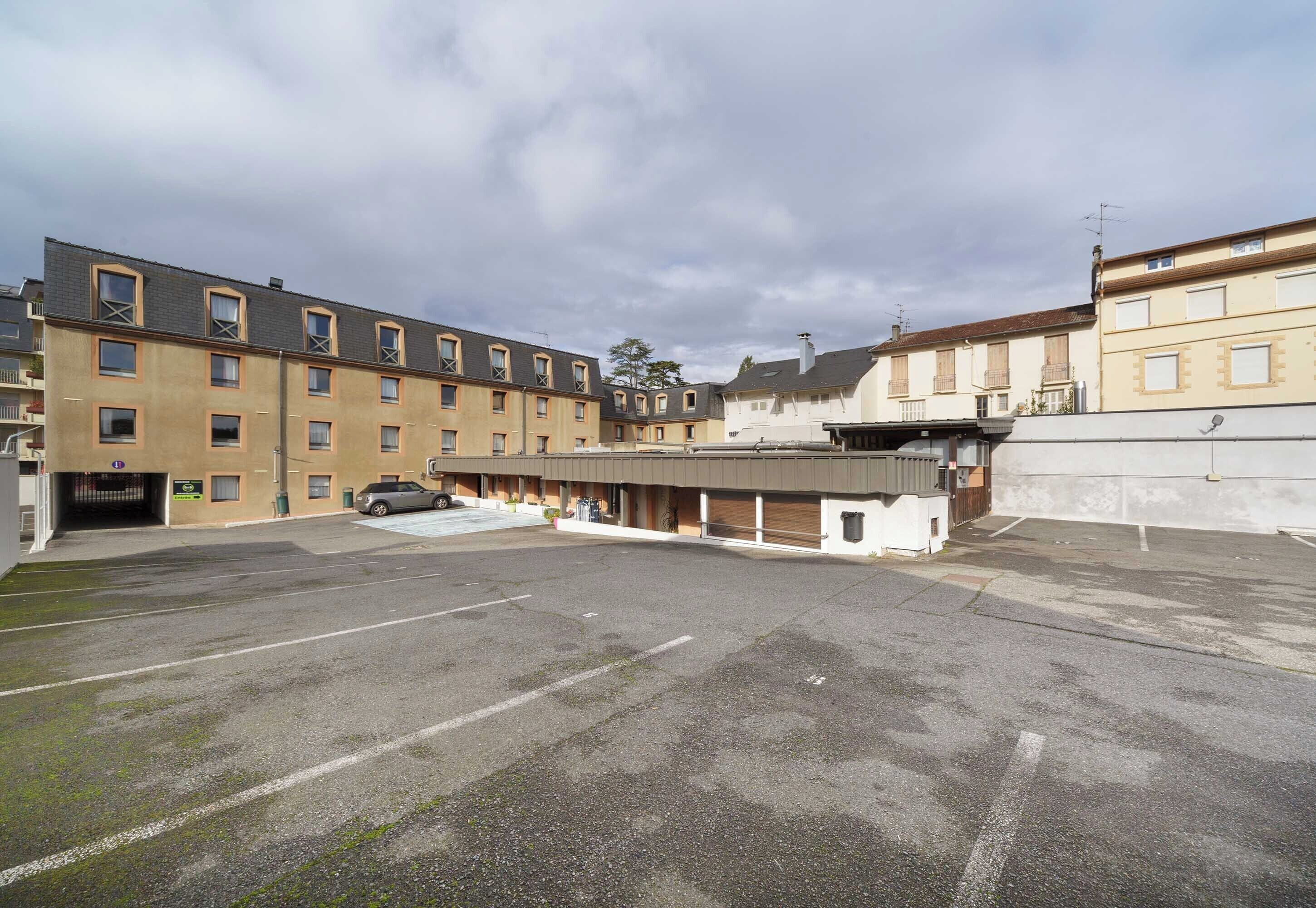 self-parking (surcharge) 10 per night