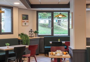 Daily buffet breakfast for a fee - B&B HOTEL Lourdes Centre Gare 3 étoiles (Lourdes)