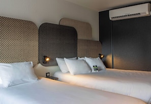 Habitación triple estándar, no fumadores | Ropa de cama de alta calidad y escritorio