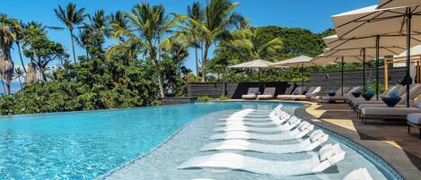 4 piscinas externas, guarda-sóis, espreguiçadeiras