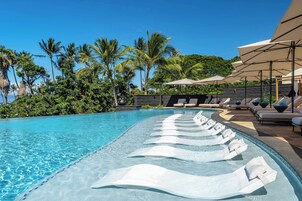 4 outdoor pools, pool umbrellas, sun loungers