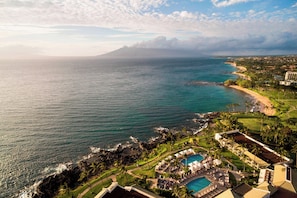 A resort with a pool, beachfront, and views of the ocean and a mountain. - Wailea Beach Resort - Marriott, Maui (Kihei)