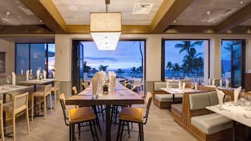4 restaurants; breakfast, lunch and dinner served