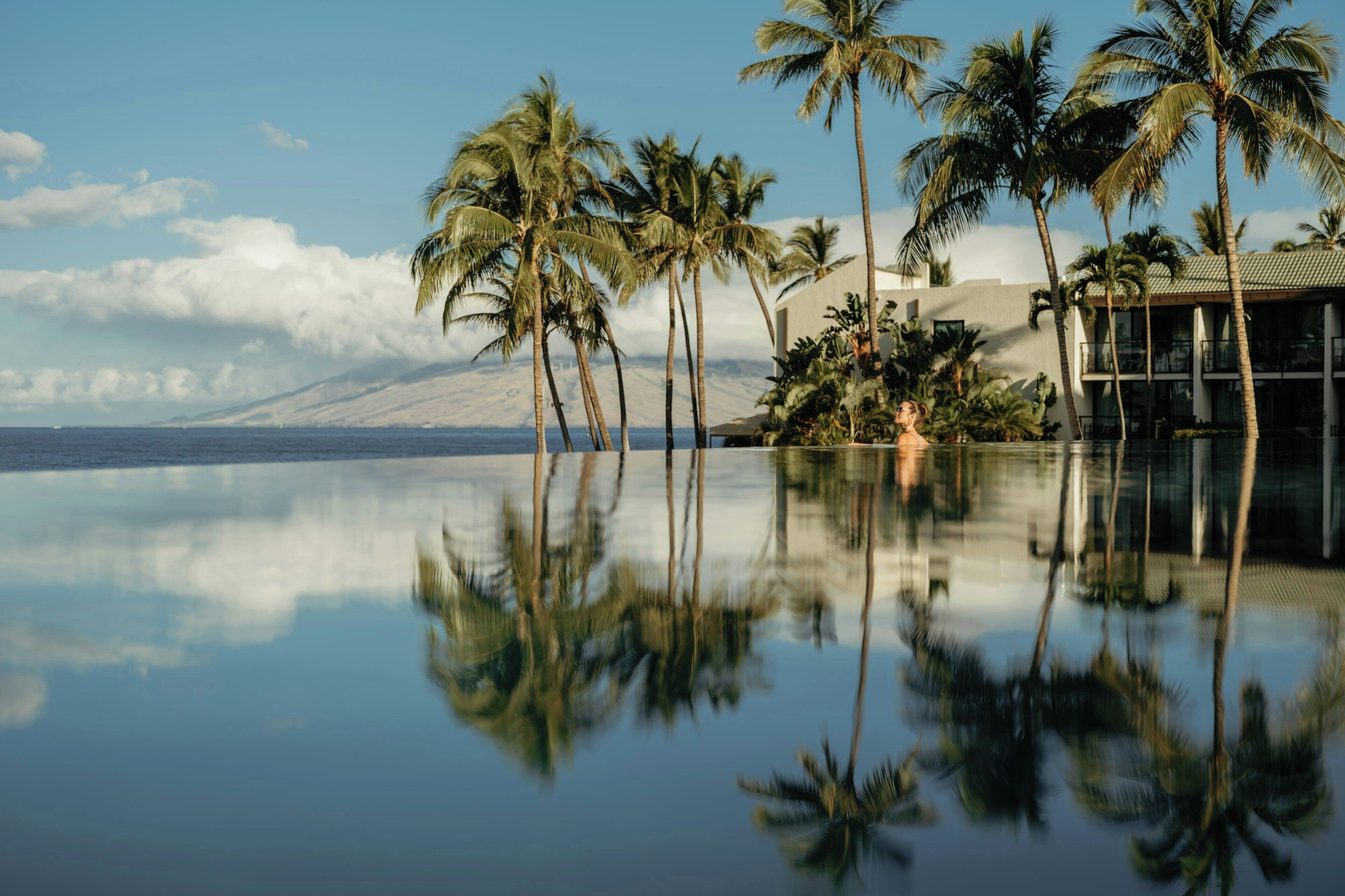 4 outdoor pools, pool umbrellas, pool loungers