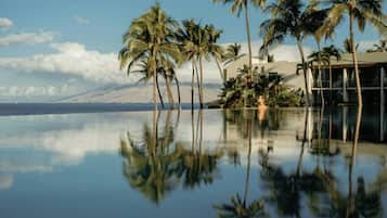 4 outdoor pools, pool umbrellas, pool loungers