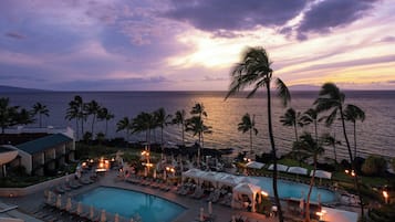 4 outdoor pools, pool umbrellas, pool loungers
