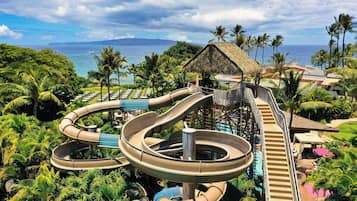 4 outdoor pools, pool umbrellas, sun loungers