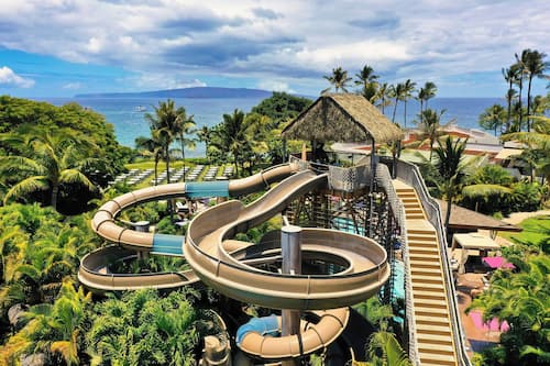 4 outdoor pools, pool umbrellas, sun loungers