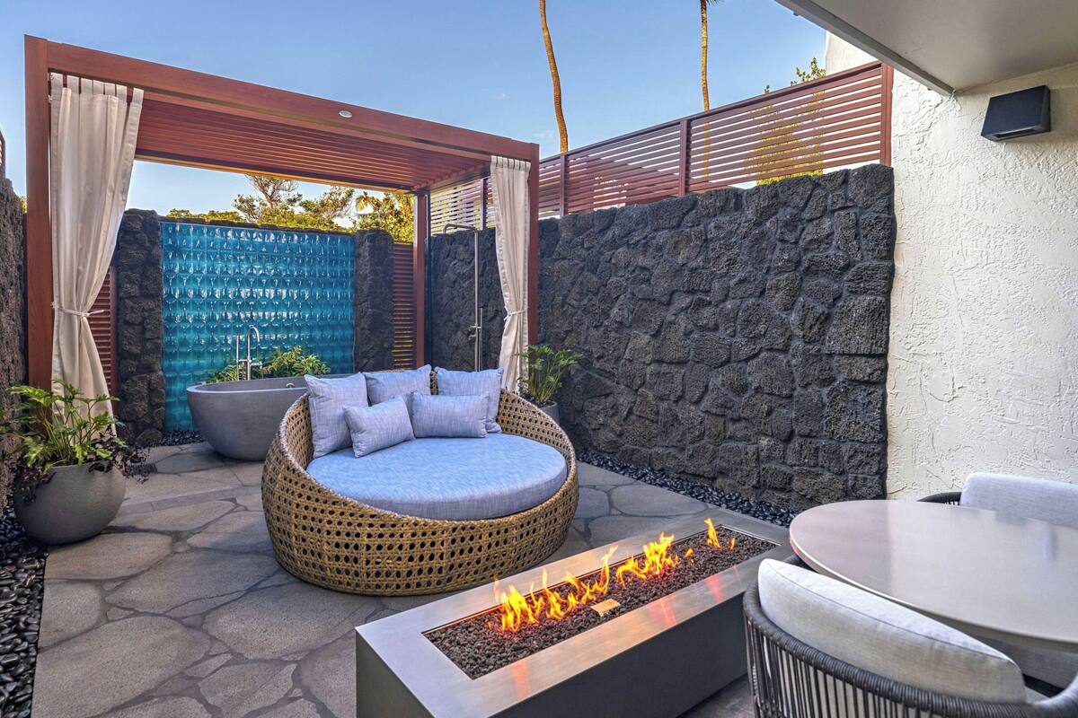 Room, Lanai (Sundeck Garden Oasis) | In-room safe, desk, iron/ironing board, cribs (free)