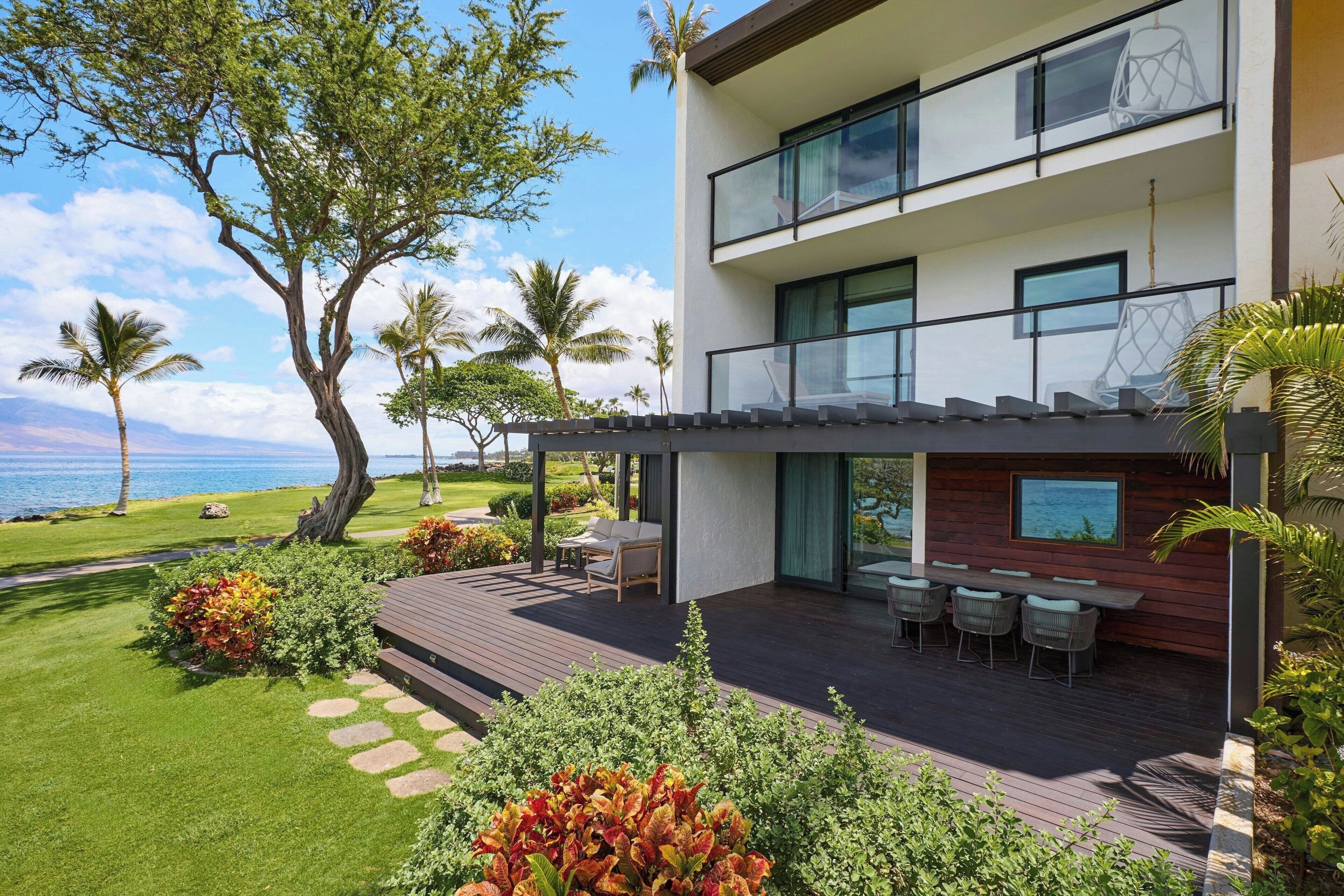 Suite, 1 King Bed, Oceanfront (Sundeck, Ground floor) | 客房内保险箱、办公桌、熨斗/熨衣板、免费婴儿床