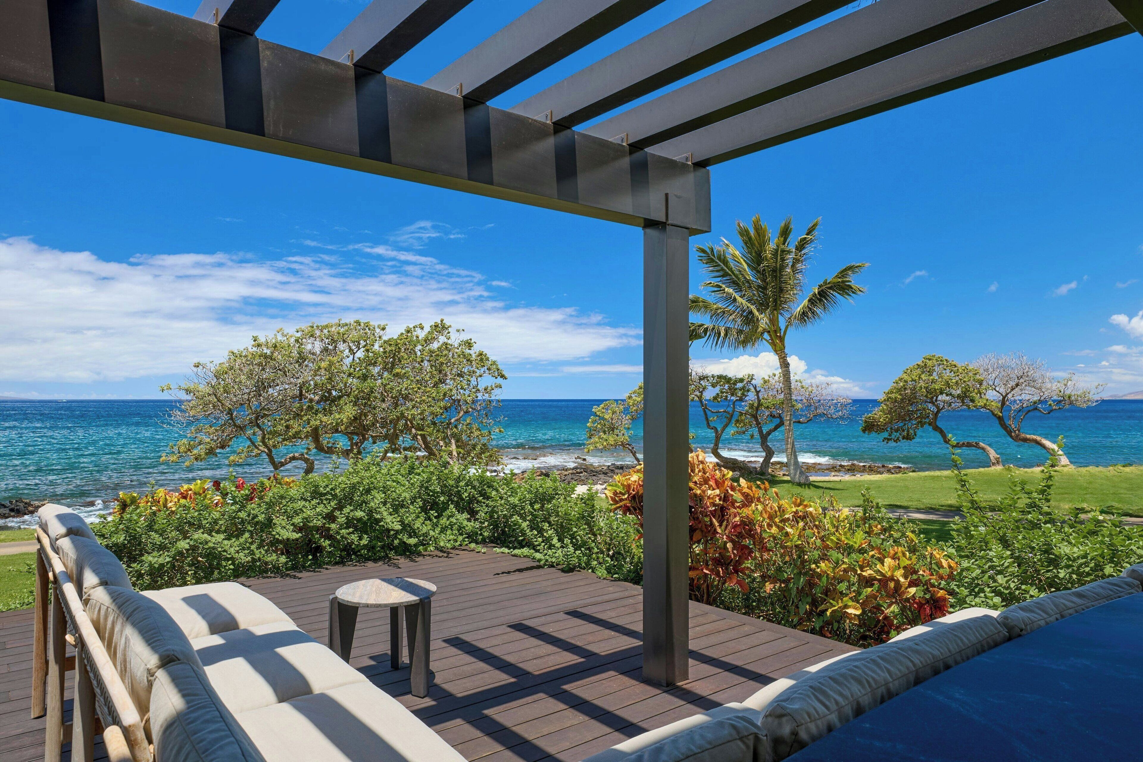 Suite, 1 King Bed, Oceanfront (Sundeck, Ground floor) | Két bảo mật tại phòng, bàn, bàn ủi/dụng cụ ủi quần áo 