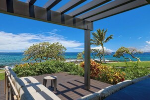 Suite, 1 King Bed, Oceanfront (Sundeck, Ground floor) | 客房内保险箱、办公桌、熨斗/熨衣板、免费婴儿床