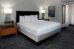 Standard King | Desk, iron/ironing board, free cribs/infant beds, free WiFi - DoubleTree by Hilton Memphis Downtown (Memphis)