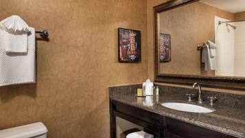 Meja, seterika/papan seterika, katil bayi/kot (percuma), Wi-fi percuma