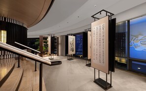 6 restaurants, servant le déjeuner et le dîner; cuisine chinoise