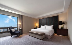 Jinling Tower Deluxe Executive Suite | Premium bedding, down comforters, minibar, in-room safe