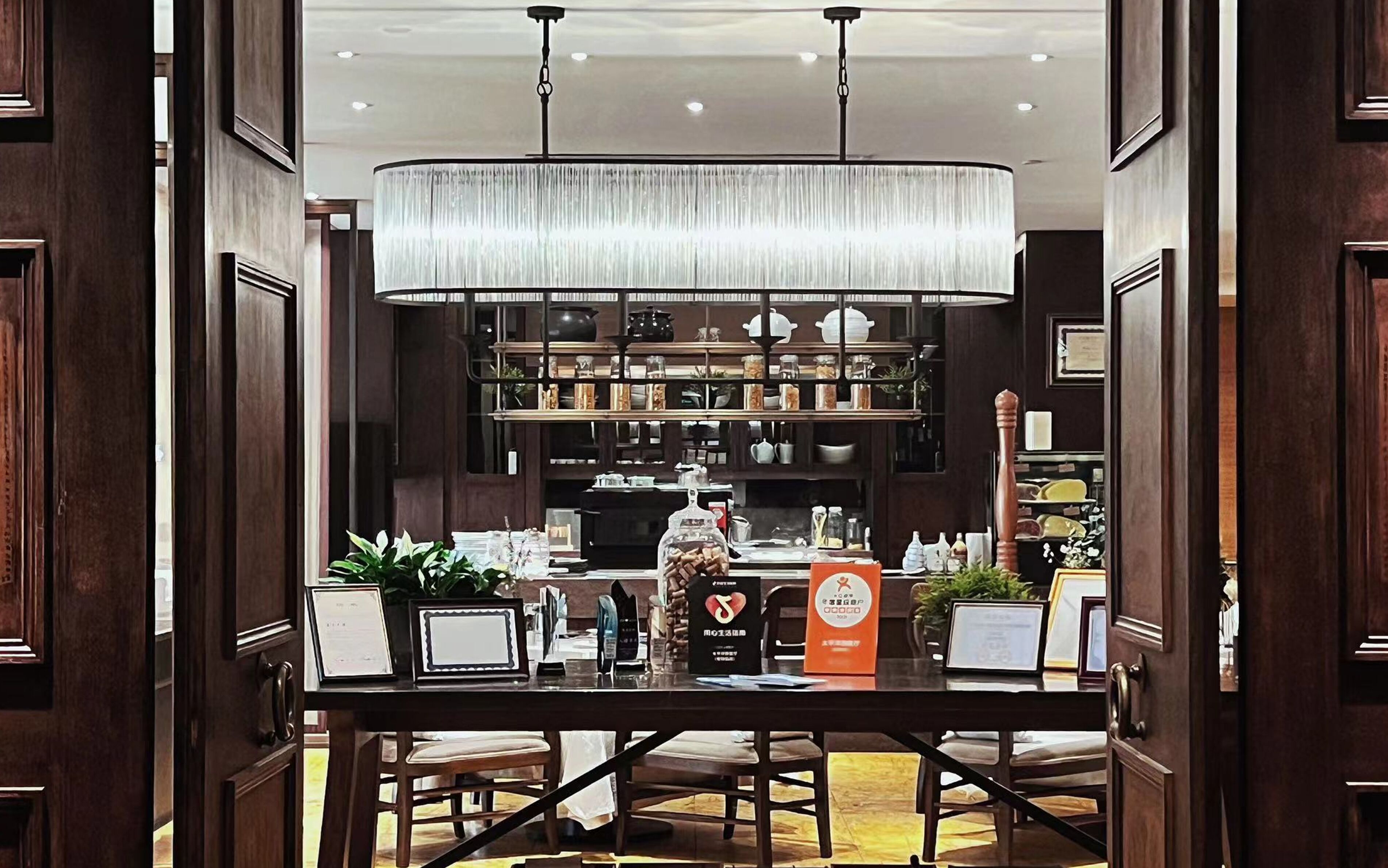 6 restaurants, breakfast, lunch, dinner served; chinese cuisine