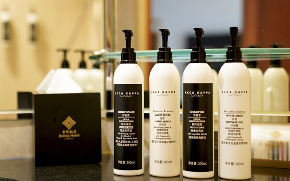 Cuatro botellas de productos ACCA KAPPA sobre una encimera.