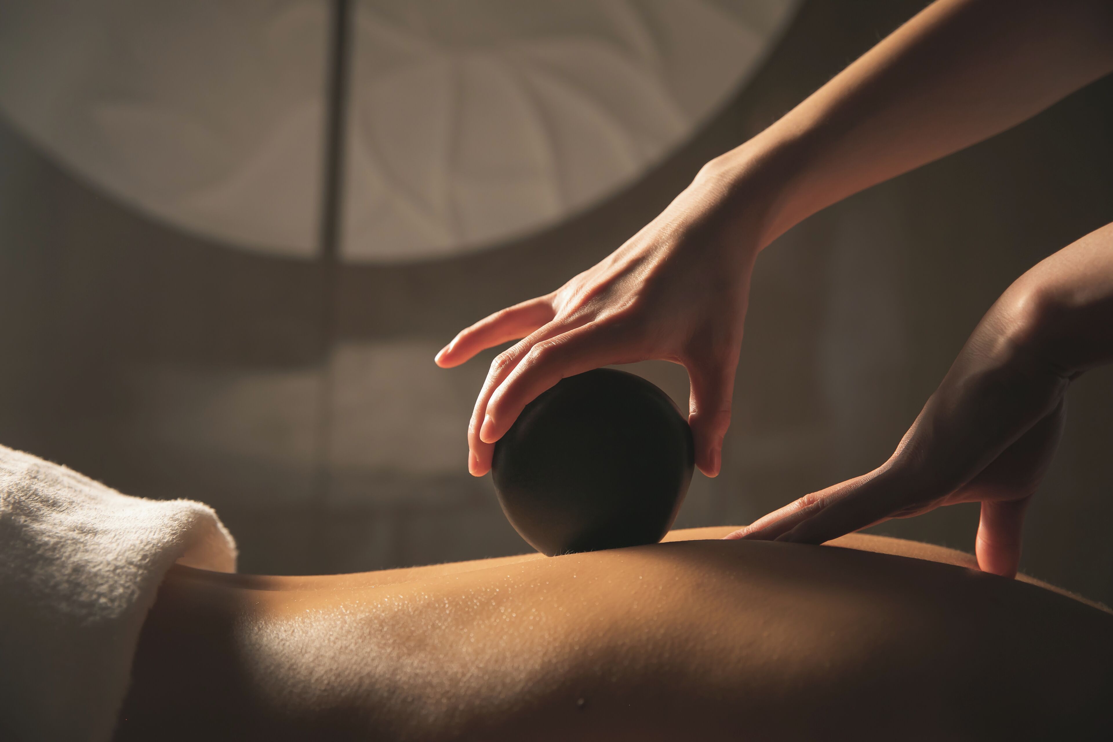 Une séance de massage où une personne reçoit un massage sur une table de massage.
