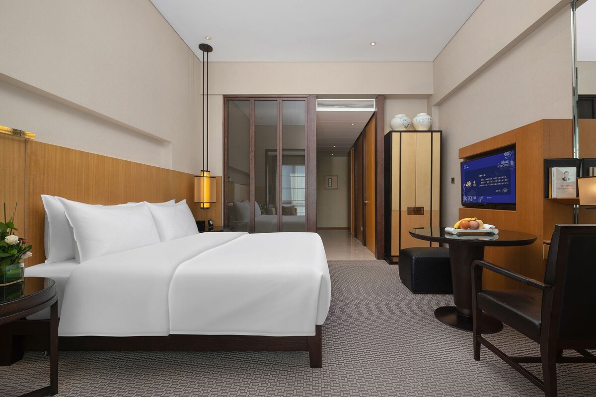Ropa de cama de alta calidad, cubrecamas y minibar 