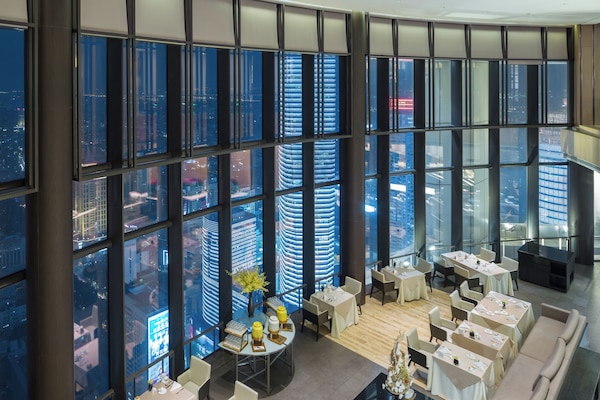 6 restaurants, breakfast, lunch, dinner served; Chinese cuisine