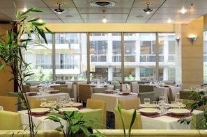 Tägliches Frühstücksbuffet (15 EUR pro Person)