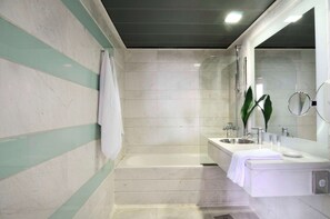 Suite, 1 King Bed, Non Smoking (with Sofabed) | Bathroom | Free toiletries, hair dryer, towels