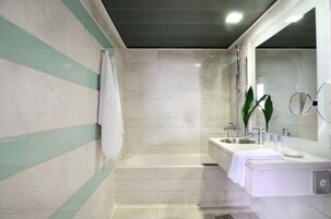 Suíte, 1 cama King, para não fumantes (with Sofabed) | Banheiro | Produtos de toalete grátis, secador de cabelo, toalhas de banho