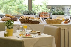 Esmorzar diari d'estil bufet (15 EUR per persona) 