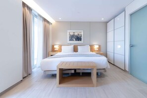 Habitación superior, 1 cama de matrimonio grande, no fumadores | Caja fuerte, cortinas opacas, sistema de insonorización