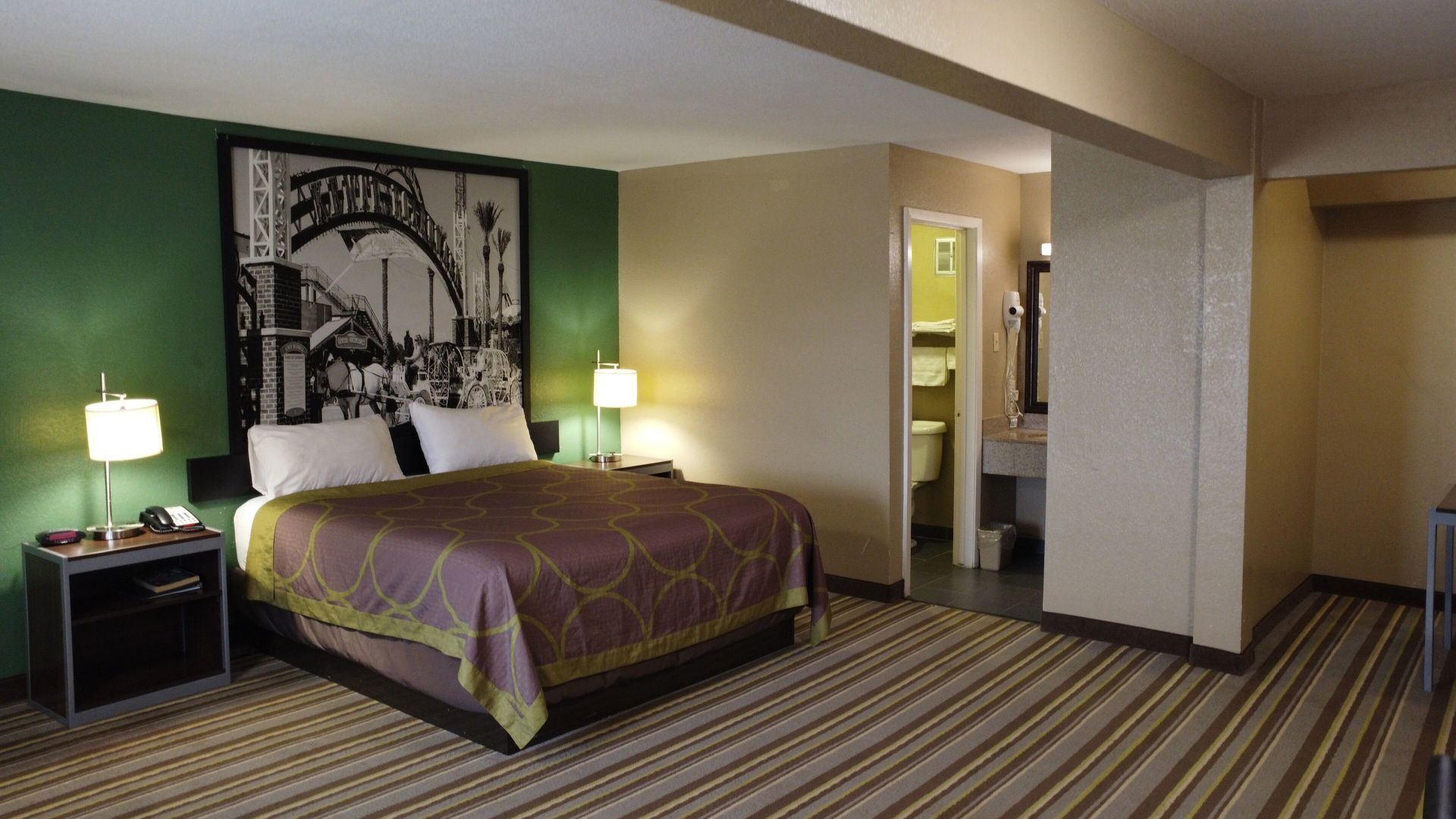 Työpöytä, kannettavalle tietokoneelle sopiva työtila