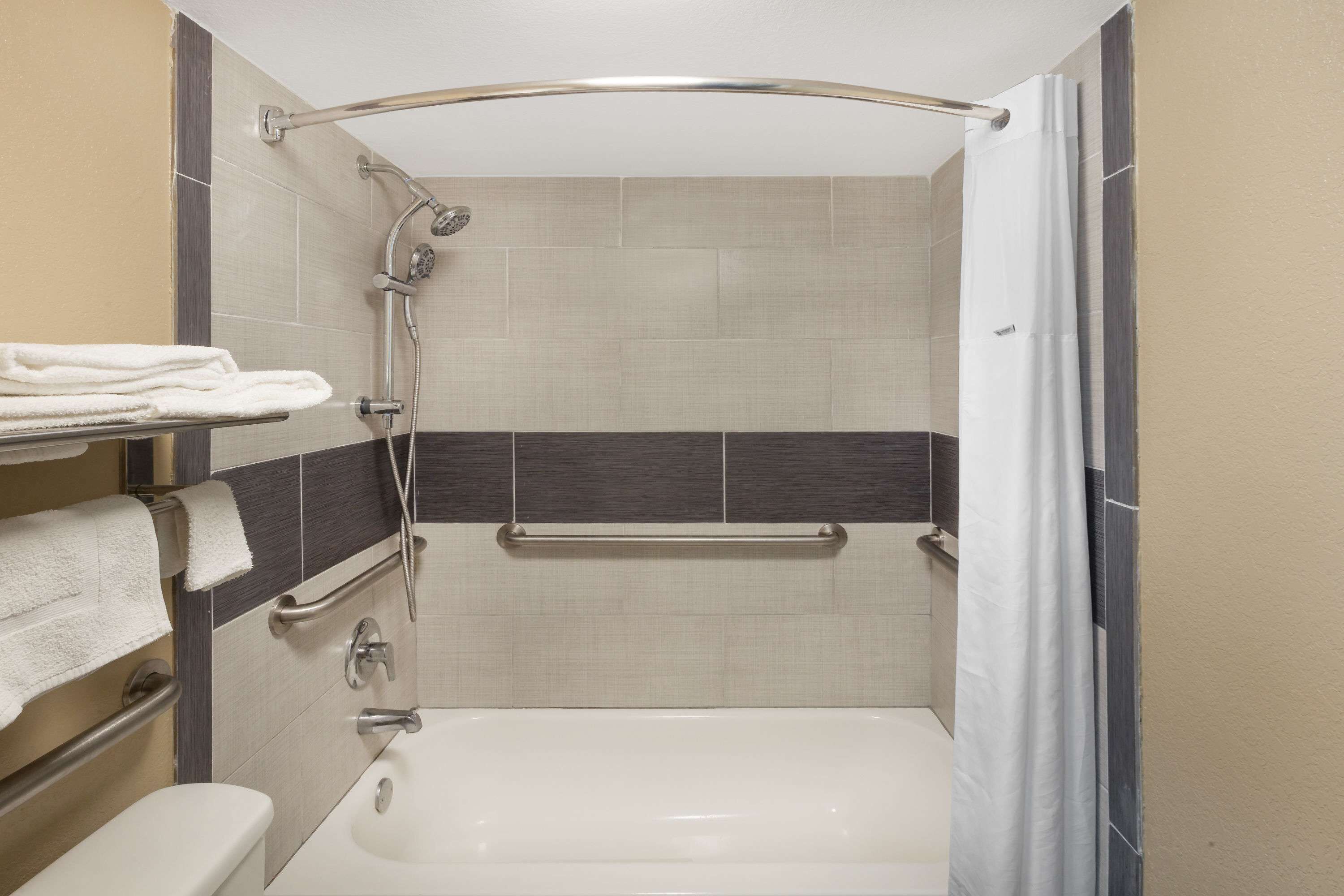 Room, 1 Queen Bed, Accessible, Non Smoking (Mobility,Hearing,Tub w/Grab Bars) | Bathroom | Free toiletries, hair dryer, towels