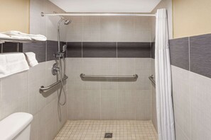 Kostenlose Toilettenartikel, Haartrockner, Handtücher