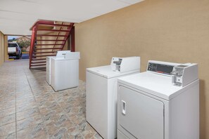 Laundry room - Super 8 by Wyndham Kingsville (Kingsville)