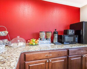 Free continental breakfast - Econo Lodge Lanett (Lanett)