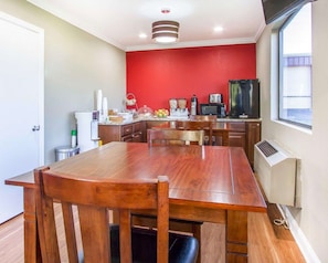Free continental breakfast - Econo Lodge Lanett (Lanett)