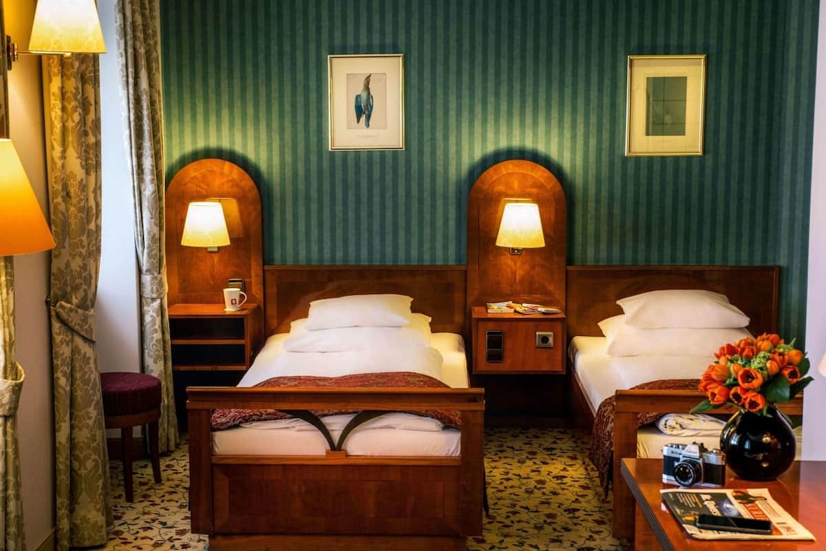 Chambre classique avec lits jumeaux, 2 lits jumeaux (Bidermeier) | 1 chambre, literie de qualité, minibar, coffre-fort