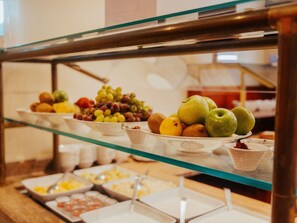 Tägliches Frühstücksbuffet gegen Gebühr