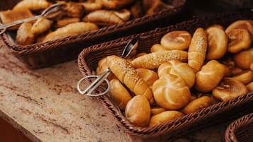 Canastos de mimbre repletos de diferentes productos horneados sobre una encimera.