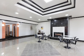 Lobby sitting area - Motel 6 Sidney, OH (Sidney)